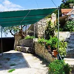 Baso Hilltop דירה